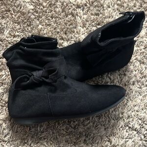 Girls size 1 black boots with bow